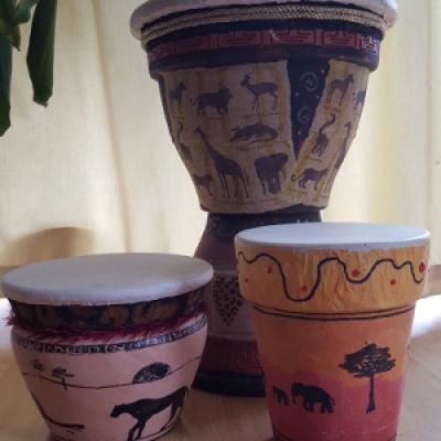 3 selbstgemachte Trommeln aus Tontöpfen